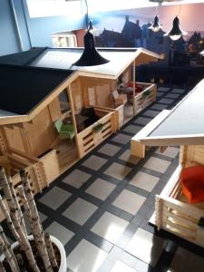 ein Modell einer Küche mit Tisch und Stühlen in der Unterkunft Studio long term stay in Makkum in Makkum + 10 Fotos