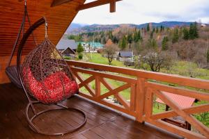 Eine Tasche hängt an einer Veranda mit Aussicht in der Unterkunft Флояра in Kozmacz