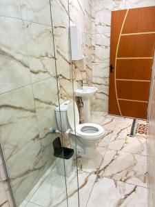 ein Badezimmer mit Toilette und Waschbecken in der Unterkunft Pousada sussego in Prado