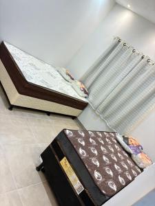 zwei Betten nebeneinander in einem Zimmer in der Unterkunft Pousada sussego in Prado