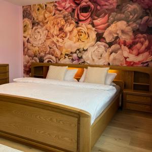 a bedroom with a mural of roses at Familienidylle im Altmühltal in Solnhofen