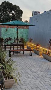 a picnic table and an umbrella on a patio at Casa Container Luz in Foz do Iguaçu