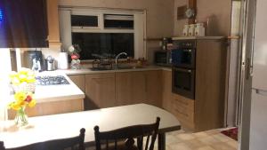 Køkken eller tekøkken på Spacious Two King Bedroom Stay Near M1 Walk to Leagrave Station Direct Trains to London