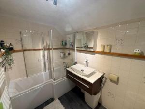 Et badeværelse på Spacious Two King Bedroom Stay Near M1 Walk to Leagrave Station Direct Trains to London + 11 billeder