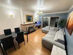 Et tv og/eller underholdning på Spacious Two King Bedroom Stay Near M1 Walk to Leagrave Station Direct Trains to London