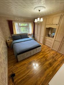 En eller flere senge i et værelse på Spacious Two King Bedroom Stay Near M1 Walk to Leagrave Station Direct Trains to London