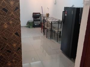 Η κουζίνα ή μικρή κουζίνα στο Asyun Homestay 1 Double Storey House Sg Buloh Town +2 φωτογραφίες