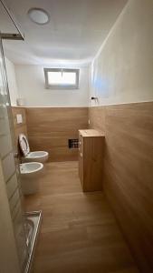 伊格莱西亚斯Il Granchio Blu的带马桶、水槽和窗户的浴室