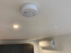 a light on the ceiling of a room at Apartament Nowa in Jarocin