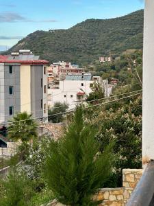 uitzicht op een stad met een berg op de achtergrond bij Actium in Vlorë
