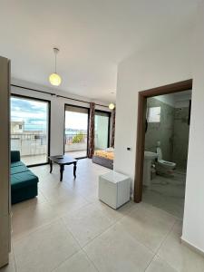 een woonkamer met uitzicht op een badkamer bij Actium in Vlorë