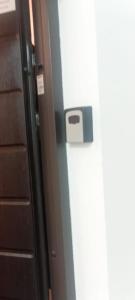 una puerta con cerradura en el lateral de un armario en SMILJANA, en Banja Koviljača