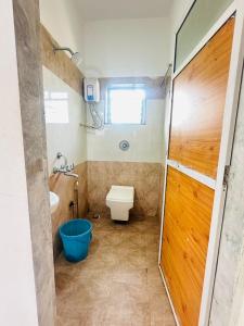 ThālにあるSeanestのトイレと洗面台のあるバスルーム