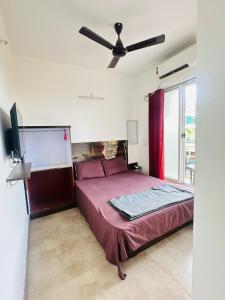 ThālにあるSeanestのベッドと天井扇風機のある寝室