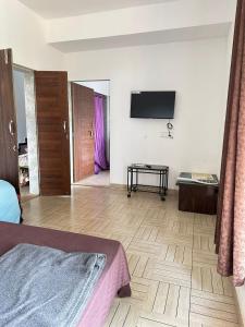 ThālにあるSeanestのベッド1台と壁掛けテレビが備わる客室です。