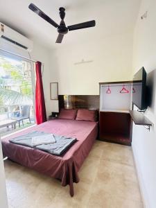 ThālにあるSeanestのベッドと天井扇風機のある寝室 +26枚の写真