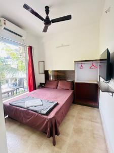 ThālにあるSeanestのベッドと天井扇風機のある寝室
