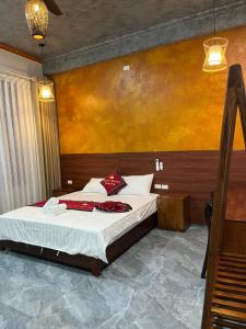 Văn LâmTam Coc HaVi's Hotel - Restaurant的卧室里有一张床，墙上挂着一幅画