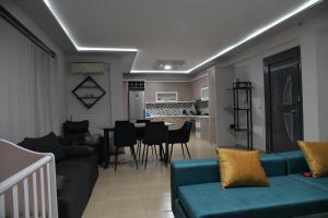 un soggiorno con divano e sala da pranzo di Cactus luxury apartment oreoi a Oreoi