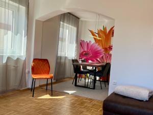 a living room with a table and a dining room at Familienidylle im Altmühltal in Solnhofen