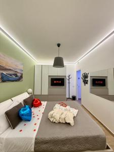 新锡里马里纳ANTO Wellness & Suite的卧室里有一张大床，床上铺着毛巾。 更多35张照片