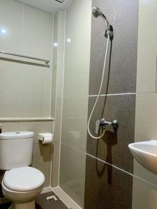 北干巴鲁parma panam pekanbaru的带淋浴、马桶和水槽的浴室 更多5张照片