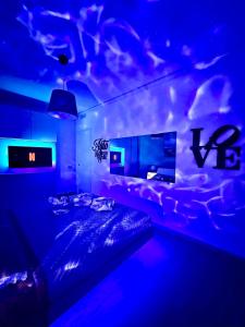 新锡里马里纳ANTO Wellness & Suite的蓝色的房间,设有床和鱼缸