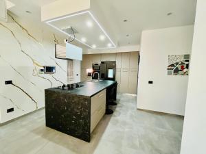 a kitchen with a black counter in a room at Milano Bicocca Apartment & Rooms2 in Cinisello Balsamo