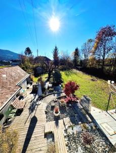 AltglandorfSabes Ferienwohnung的从上方俯瞰带有花园的木制露台。