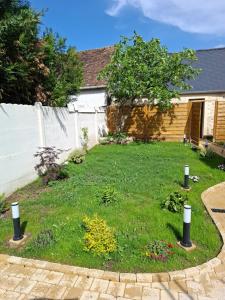 een tuin met wat palen in het gras bij Maison Fantastique in Jargeau