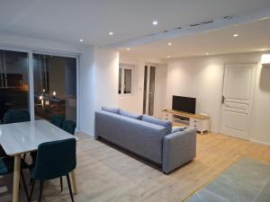 een woonkamer met een bank en een tafel bij Maison Fantastique in Jargeau