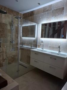 een badkamer met twee wastafels en een douche bij Maison Fantastique in Jargeau +36 foto's