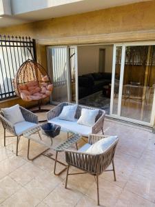 Χώρος καθιστικού στο Luxury apartment with garden in Beverly Hills compound, Sheikh Zayed