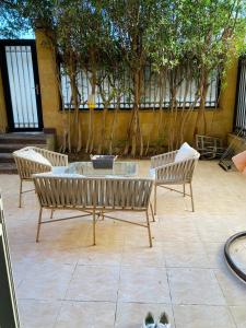 Μπαλκόνι ή βεράντα στο Luxury apartment with garden in Beverly Hills compound, Sheikh Zayed