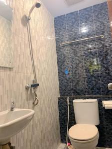 北干巴鲁parma panam pekanbaru的浴室里有马桶、洗手池和淋浴。