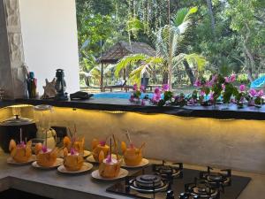 Eine Gruppe von Desserts auf Tellern auf einer Theke in der Unterkunft CJ's House at Mawella in Mawella