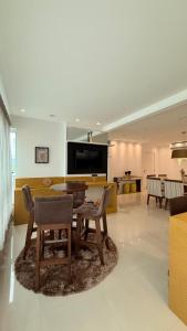 TV/trung tâm giải trí tại Apartamento luxo Praia Meia Praia