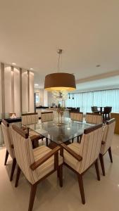 Khu vực ghế ngồi tại Apartamento luxo Praia Meia Praia