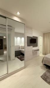 Giường trong phòng chung tại Apartamento luxo Praia Meia Praia