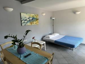 Habitación pequeña con cama, mesa y sidra de mesa en Zathea Apartments, en Agia Pelagia - Citera