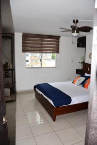 通苏帕Moderno Apartamento completo 3piscinas 2jacuzzi y Playa cerca的一间卧室，里面有一张床和一扇窗户。