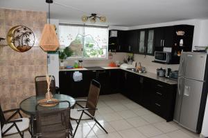 Køkken eller tekøkken på Relax en Tonsupa Moderno, con Aire C y a pasos del mar 3 piscinas 2hidro + 28 billeder