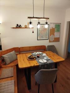 une salle à manger avec une table et des chaises en bois dans l'établissement Ferienwohnung Richter, à Kirchhundem