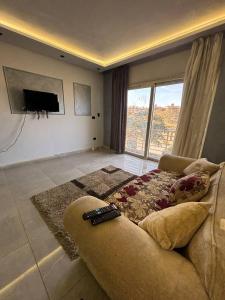 Una sala de estar con un sofá y un televisor en Quiet & Fully Equipped Private Room, New Cairo, en New cairo 32 fotos más