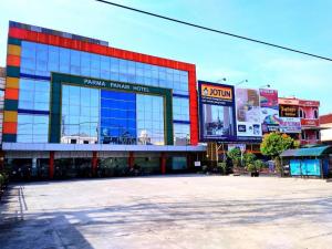 北干巴鲁parma panam pekanbaru的前面有许多标志的大建筑