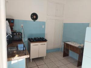 een kleine keuken met een blauw-witte bij Casa 167 in Diamantina
