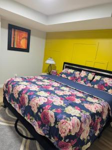 Giường trong phòng chung tại Roj exclusive comfort home