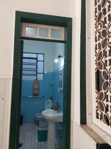 een badkamer met een wastafel en een toilet bij Casa 167 in Diamantina +38 foto's