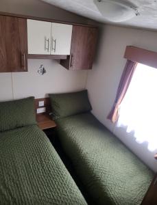 Ένα ή περισσότερα κρεβάτια σε δωμάτιο στο River View Retreat 3 Bedroom Pet Friendly in Clarach Bay +9 φωτογραφίες