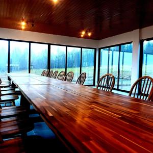 a large conference room with a large wooden table and chairs at RAI Lodges in Predeluţ